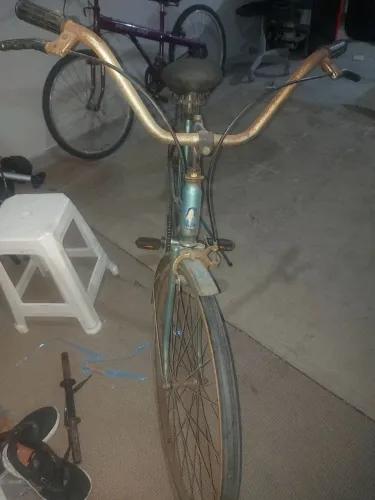 2 bicecleta antiga só uma tem macha
