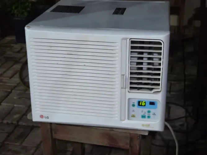 Ar condicionado deJanela 10.000 btus 220v classe A gelando perfeitamente seminovo DIGITAL