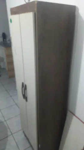 Um guarda-rupo para solteiro.