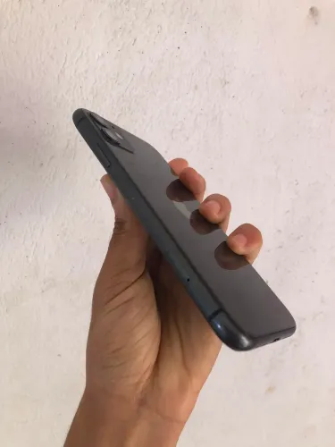 iPhone 11 64gb câmera de trás treme um pouco