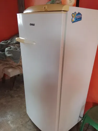 Vendo uma geladeira usada marca Consul