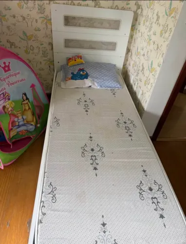 Cama de solteiro com colchão e cama auxiliar