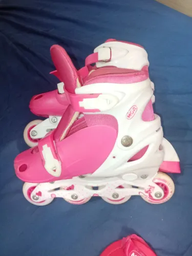Patins+joelheiras+capacete rosa infantil