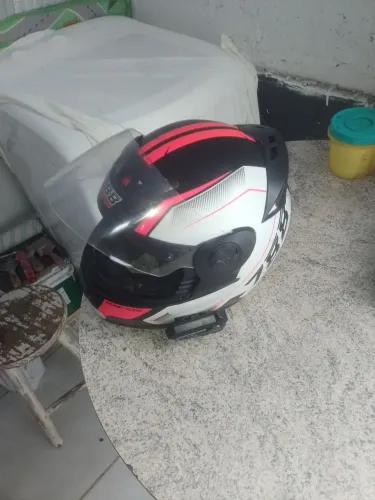 Vendo um capacete com 2 viseira e um aparelho de escuta som