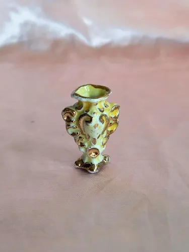 vasinho vaso em miniatura porcelana bibelô decoração miniatura antigo antiquario lindo