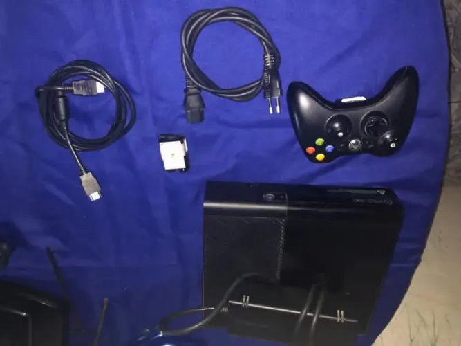Vendo videogame Xbox 360 tem marca de uso mas tá funcionando perfeitamente 