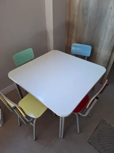 Mesa infantil em fórmica com 4 cadeiras
