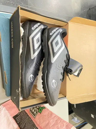 Chuteira Society Umbro Original NUNCA USADA