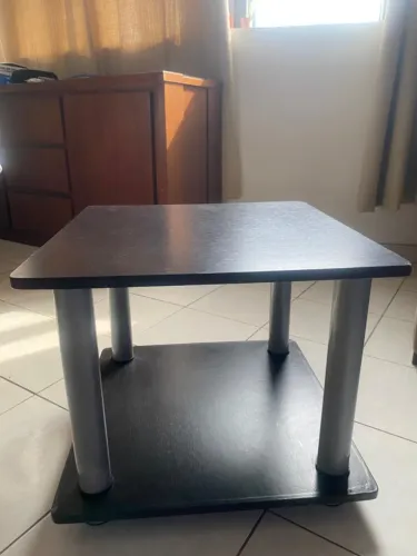 Mesinha para impressora ou quarto. Dimensões: 50cm X 50cm X 43cm (altura). Cor tabaco/MDF.