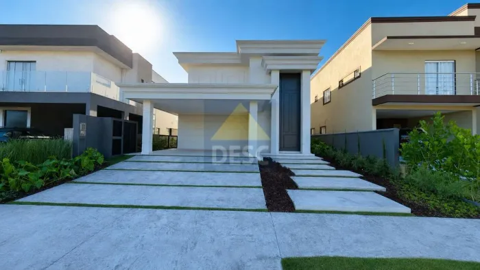 Casa em condomínio fechado com 4 suítes, piscina privativa e 4 vagas no Caledônia