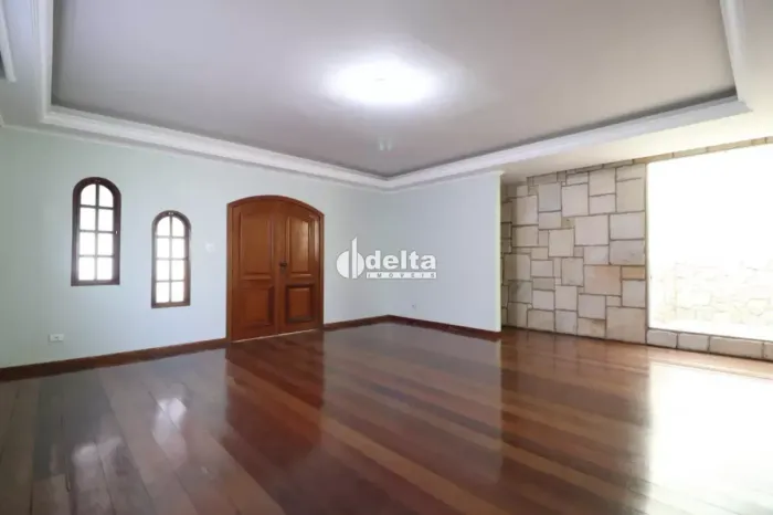 Casa com 4 quartos sendo 3 suítes disponível para venda no bairro Marta Helena em Uberlând