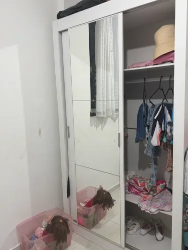 Guarda-roupa com portas de correr com marcas de uso