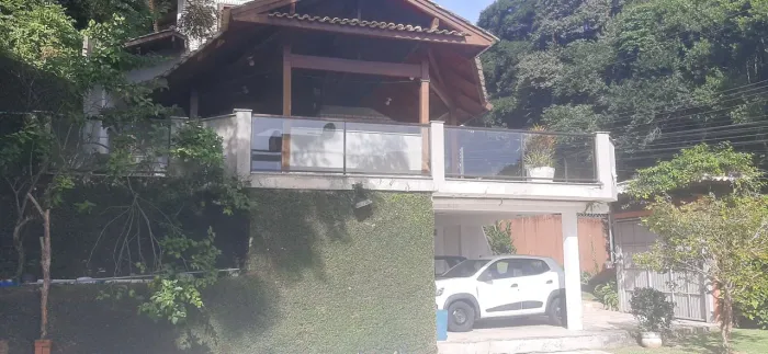 Casa com Piscina e 4 quartos à venda em Florianópolis.