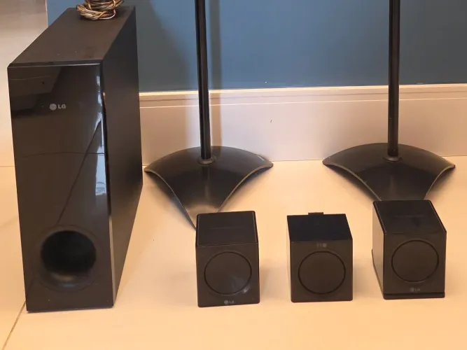 5 caixas e um subwoofer em bom estado,sem os pedestais