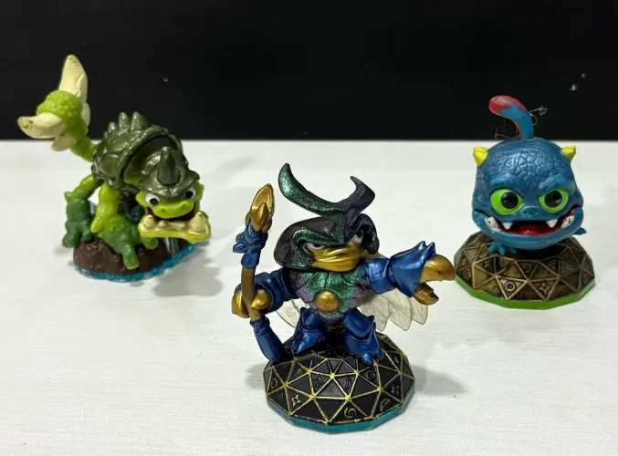 Lote com 03 bonecos do Skylanders 