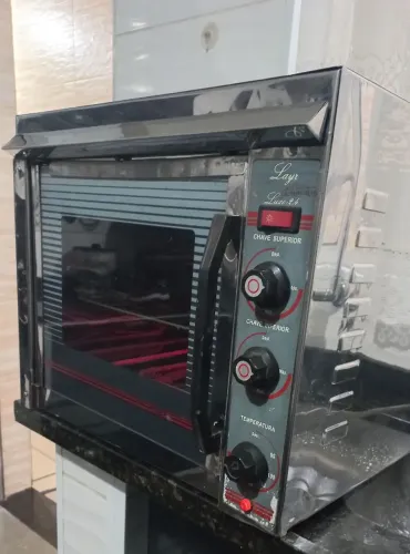 Forno elétrico Semi industrial Layr (48 litros)110 volts.2.400 whats de potencia.