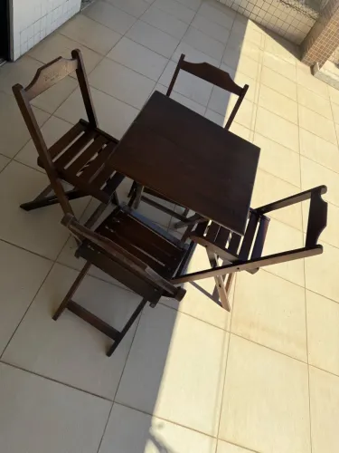 Jogo de mesa e cadeiras dobráveis (estilo barzinho)