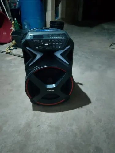 Vendo uma caixa de som mundial com Bluetooth 