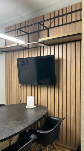 Painel ripado com nicho industrial