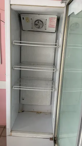 Expositor refrigerador vertical com porta de vidro - Precisa de reparo no fechamento