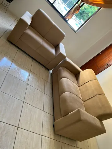 VENDO JOGO DE SOFA 2 E 3 LUGARES PRATICAMENTE NOVO