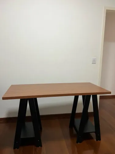Mesa de Escritório MadeiraMadeira 135cm - Estilo Cavalete - Ótimo Estado