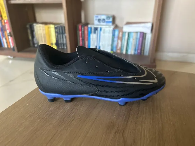 Chuteira Nike azul