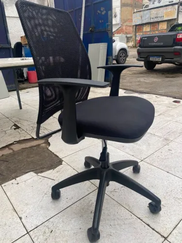 Cadeira de Escritório com Encosto em Tela - Com Braços e Rodízios