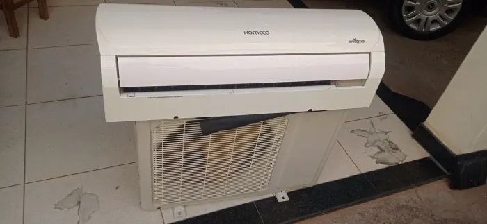 Vendo ar condicionado Komeco inverter 12.000 BTUs .