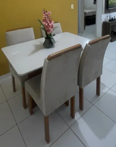 Mesa com 4 cadeiras.