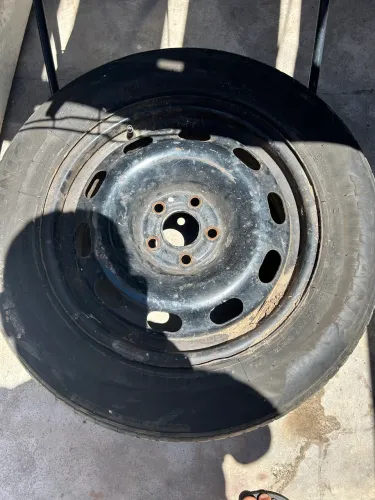 Roda com pneu aro 15 5 furos volskwagem