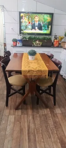 Mesa retangular com 4 cadeiras maciça 