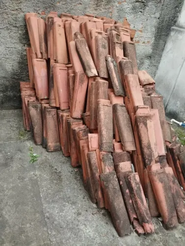 Telha colonial de cerâmica
