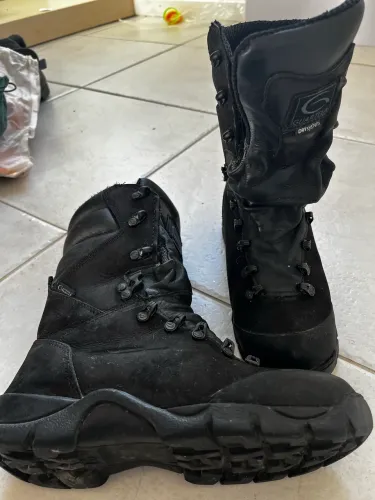 Coturno / bota tática Guartelá