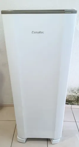 Geladeira Esmaltec gelo seco muito bem conservada !