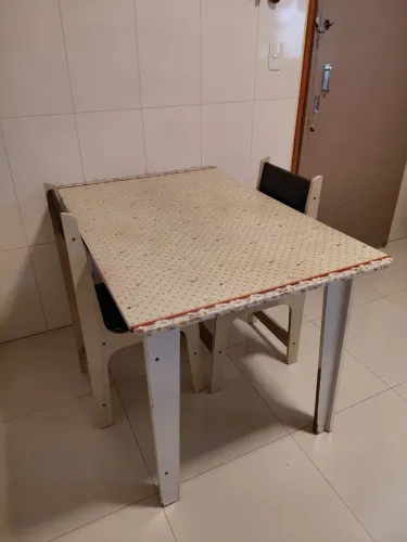 Mesa com 2 cadeiras (doação)