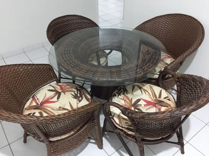 Conjunto de mesa e cadeiras