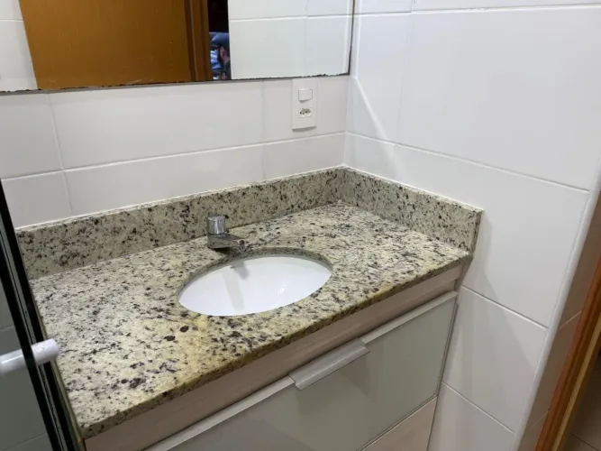 Bancada em granito + cuba Deca + torneira
