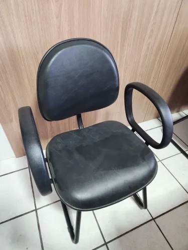 Cadeira de escritorio ou recepcao possui duas unidades 