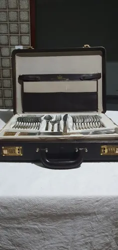Kit Faqueiro Talheres com Maleta 67 Peças em Inox com Detalhes Folheado a Ouro