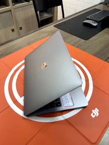 MacBook Pro M1 13' - 8GB 512GB Space Gray - 148 ciclos