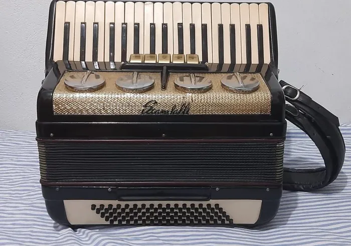 Acordeon scandalli 80 baixos 