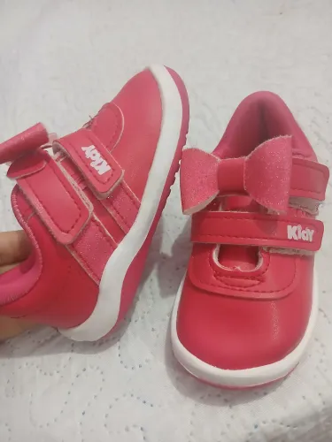 Sapatos de bebê e roupas de bebe
