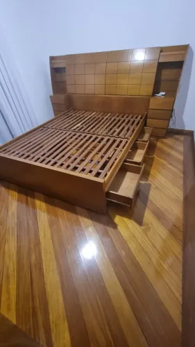 Cama com gavetas e bau em madeira, Luciana.