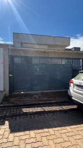 Vende se esta casa faltando janelas e pisos