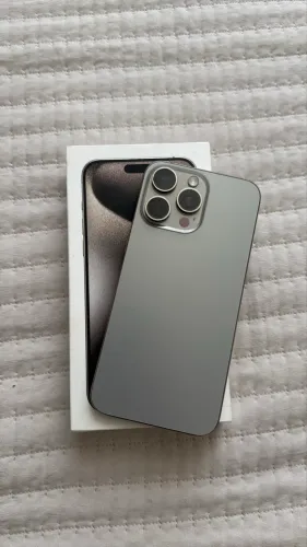 Iphone 15 pro Max sem detalhes