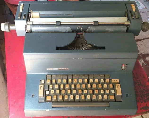 Máquina de escrever elétrica p/colecionador 