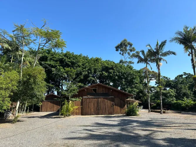 Sitio na Estrada da Ilha, com casa de 3 dormitorios, piscina, ampla area de festas, baias