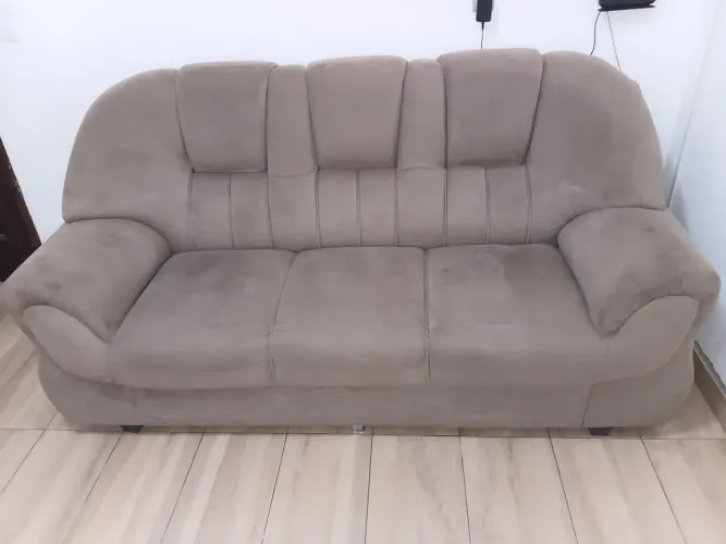 Jogo de Sofá 2 e 3 Lugares Suede Marrom Claro - acompanha o puff.