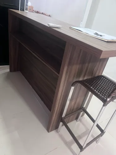 Balcão com cadeiras
